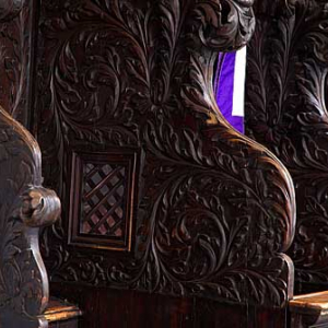 Swieta Lipka. Ozdobne rzezby konfesjonalu w Bazylice.